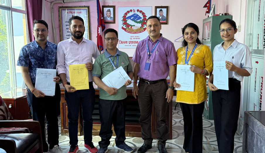 श्रीमान प्रमुख जिल्ला अधिकारी र मातहतका कर्मचारीहरुसँग कार्य सम्पादन सम्झौता सम्पन्न